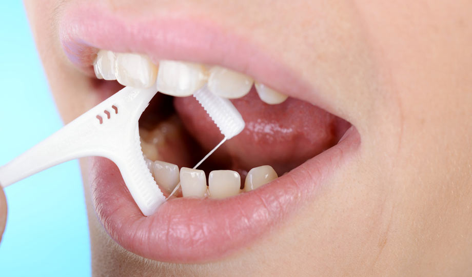 Zahnprophylaxe mit Zahnseidenhalter